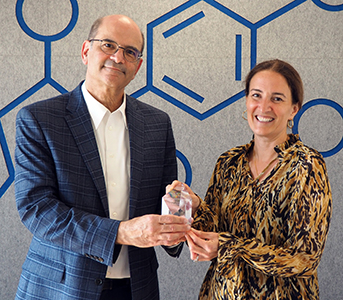 Prof. Erick M. Carreira is presented with a crystal award by Prof. Heather Maynard